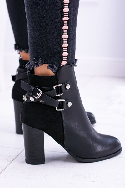 Čierne topánky na stĺpe s pruhmi tvárou v semišovej Nevada