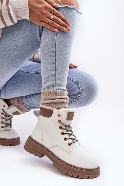 Dámska kožušina izolovaná bielym fenanovým kožušinou