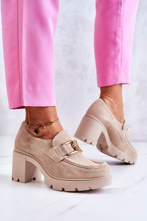 Elegantné topánky na stĺpi