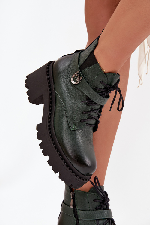 Kožené dámské boty na klínku s ozdobným páskem zateplené Zazoo 60557 tmavě zelené