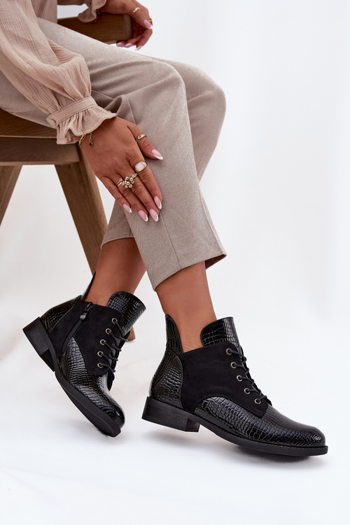 Lakované dámske členkové topánky s dekoratívnym vtlačením izolované Vinceza 16477 Čierne