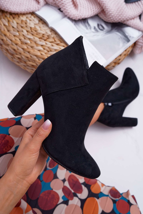 Ženské topánky na stĺpe semišovej čiernej šupky