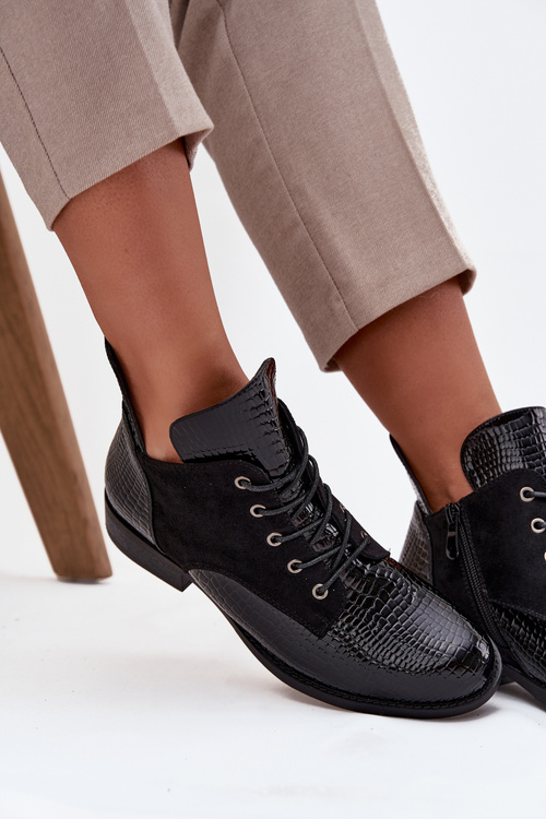 Lakované dámske členkové topánky s dekoratívnym vtlačením izolované Vinceza 16477 Čierne