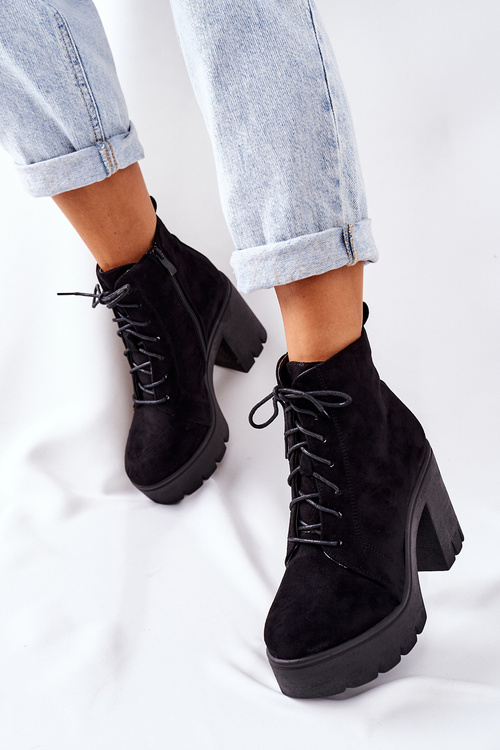 Izolované semišové topánky na stĺpiku čierneho smeru