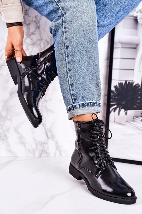 Klasické dámske izolované lakované topánky čierna jednoduchosť