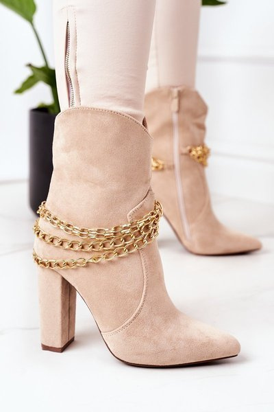 Izolované topánky na stĺpiku béžový dobrý dojem