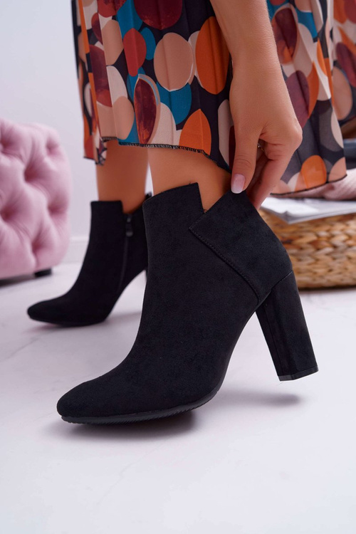 Ženské topánky na stĺpe semišovej čiernej šupky