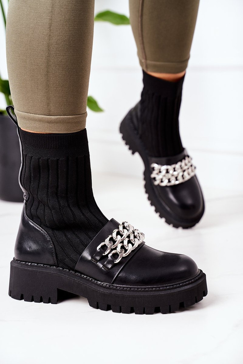 Čierne topánky s reťazami čiernymi bojmi týmto spôsobom