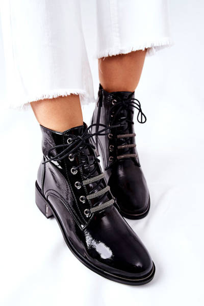 Klasické dámske izolované čierne reflexie lakované topánky