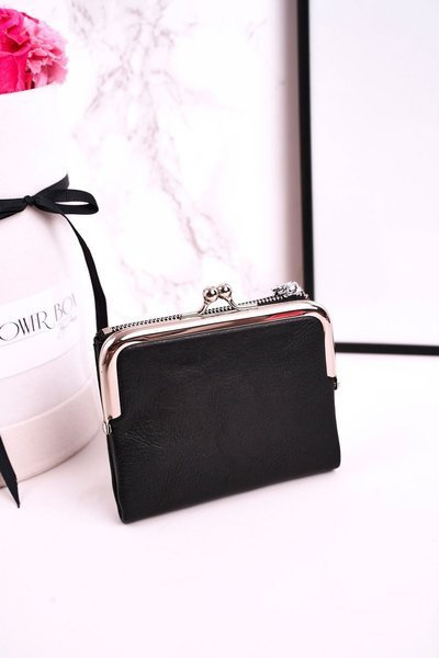 Malá dámska peňaženka pripevnená čiernou biggielou