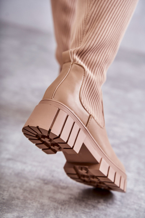 Vysoké dámske topánky nad kolenným béžovým Austinom