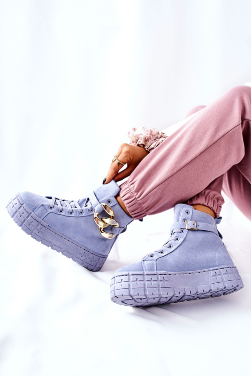 Vysoké tenisky na modrej výpravnej platforme