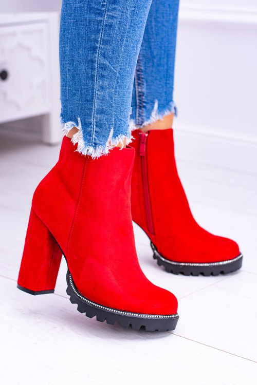 Červené topánky na príspevku Gurriel Sede