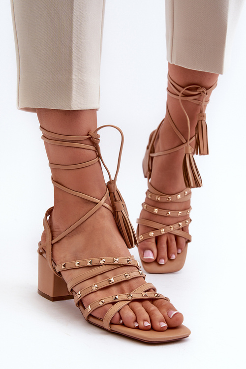 Šnurovacie sandále na nízkom opätku zdobené kolíčkami Camel Chrisele