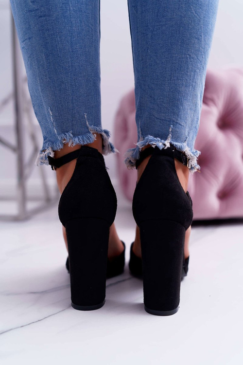 Dámske čerpadlá na čiernom post vysokej premávke