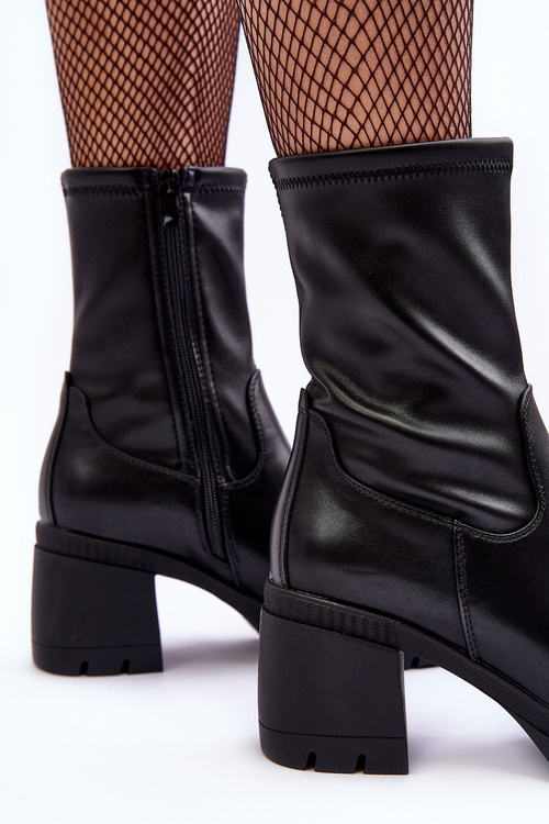 Dámske kožené topánky na masívnom päte čiernej fllavie