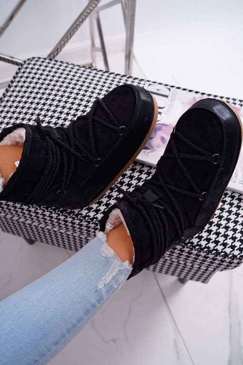 Dámske snehové topánky izolované čiernou kožušinou