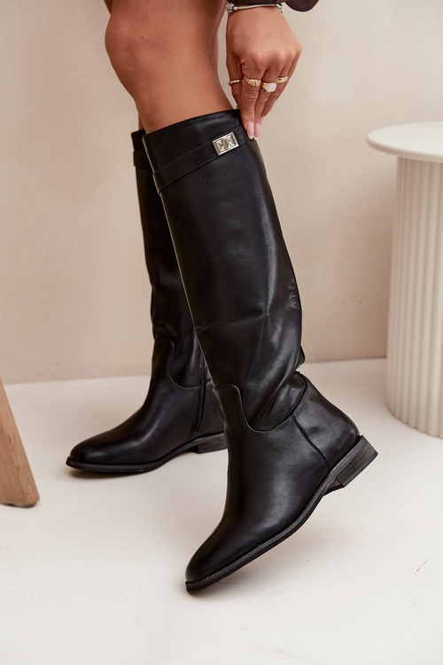 Zateplené dámské kozačky na nízkém podpatku s páskem a stříbrným detailem Černé Geraline