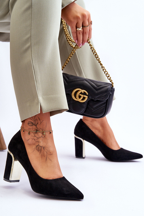 Klasické semišové čerpadlá na dekoratívnom post čiernej Elizabeth