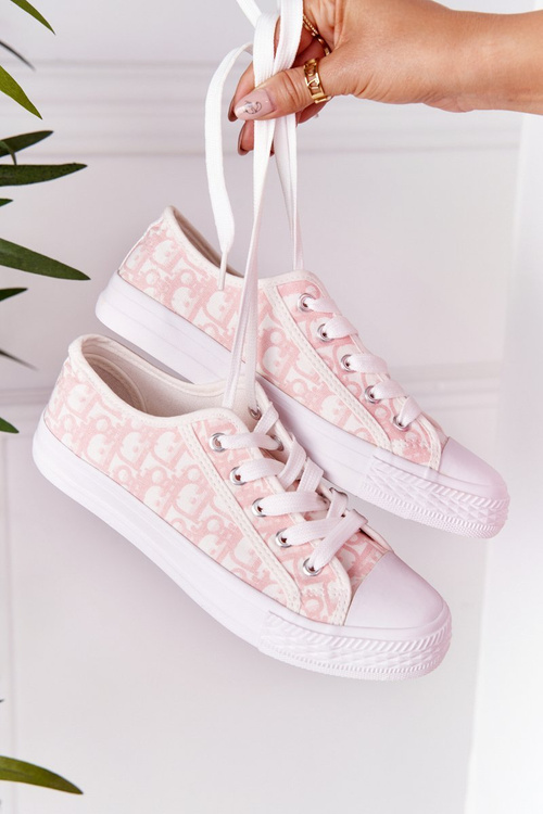 Dámske prihlásené v bielych a ružových teniskách voľna