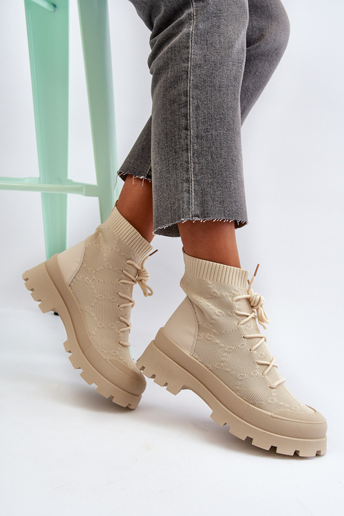 Dámske tašky s béžovými ponožkami