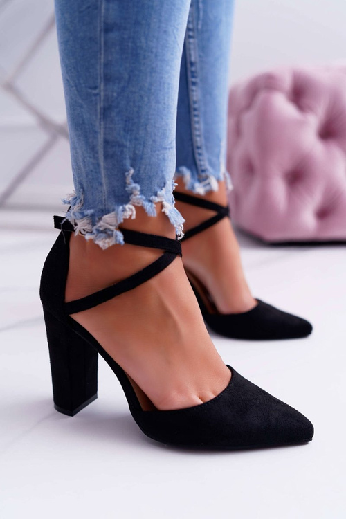 Dámske čerpadlá na čiernom post vysokej premávke