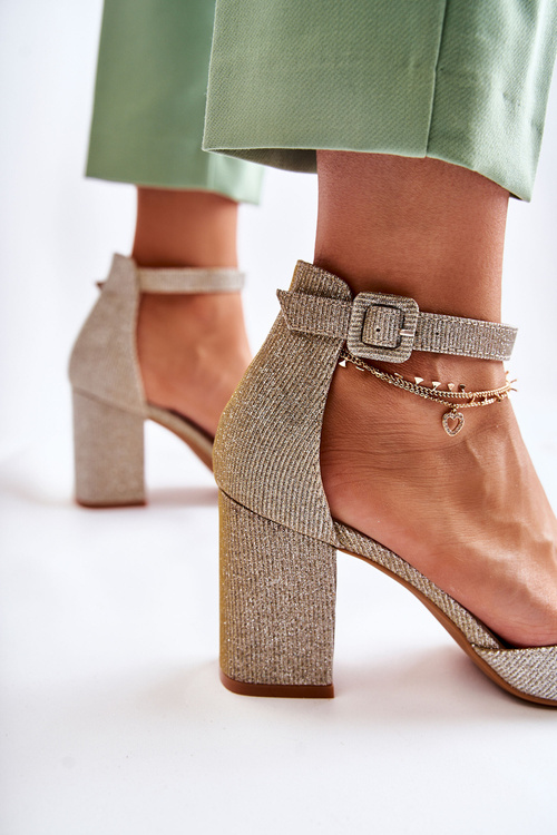 Lesklé čerpadlá na zlatom stĺpiku amir