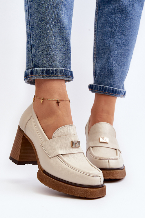 Kožené topánky na stĺpe so zlatým dekoráciou svetlou béžovou béžou mikeyla