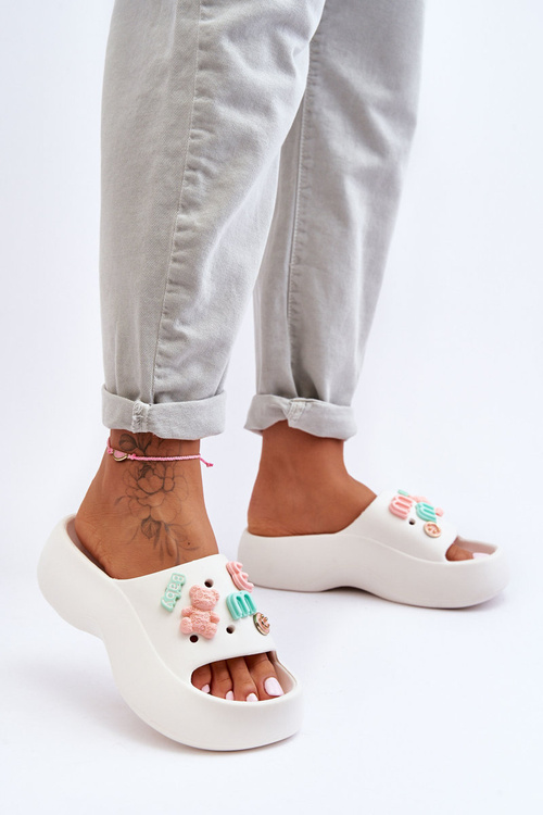 Mäkké dámske penové flops s bielymi dekoráciami