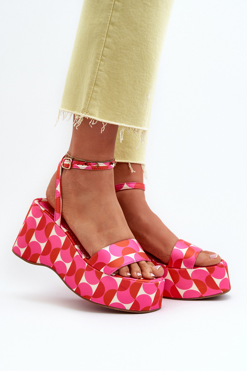 Vzorované sandále na platforme a klinčeku Fuksja Wiandia