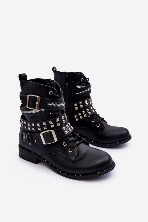 Detské topánky s cvočkami, čiernymi svorkami