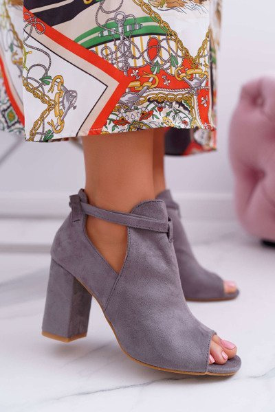 Sivé topánky sandále na stĺpiku objavili prsty šedú šedú farbu