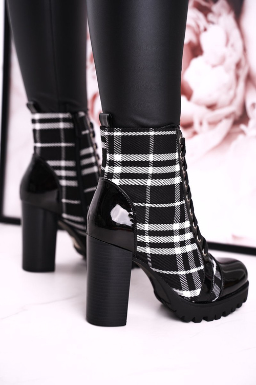 Dámske topánky na stĺpe v kockovanej čiernej Blair