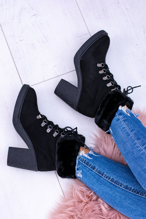 Čierne ženské topánky s kožušinou na príspevku vplyvu