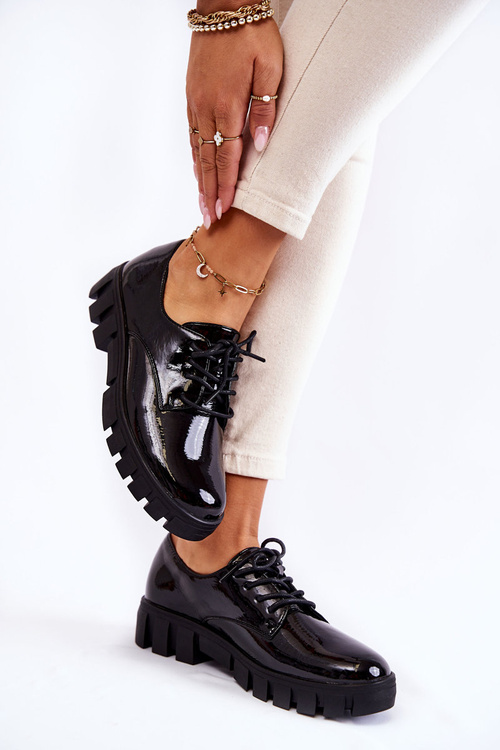 Módny lakovaný zviazaný čierny guvenda