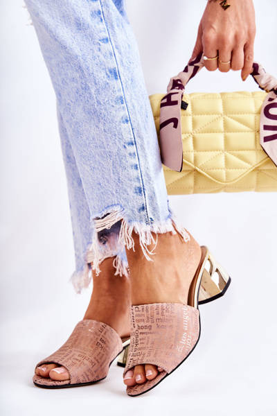 Tieňové ženy s svetloružovým Perrym