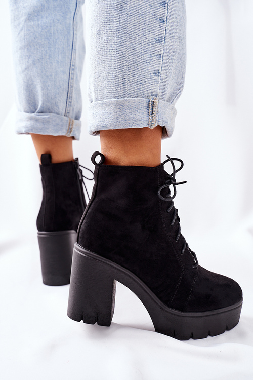 Izolované semišové topánky na stĺpiku čierneho smeru