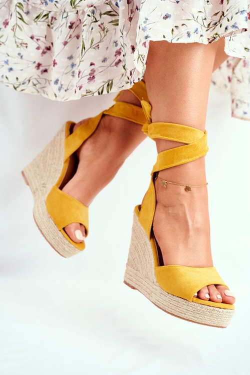 Dámske sandále na klinách zviazané žlté Belleza