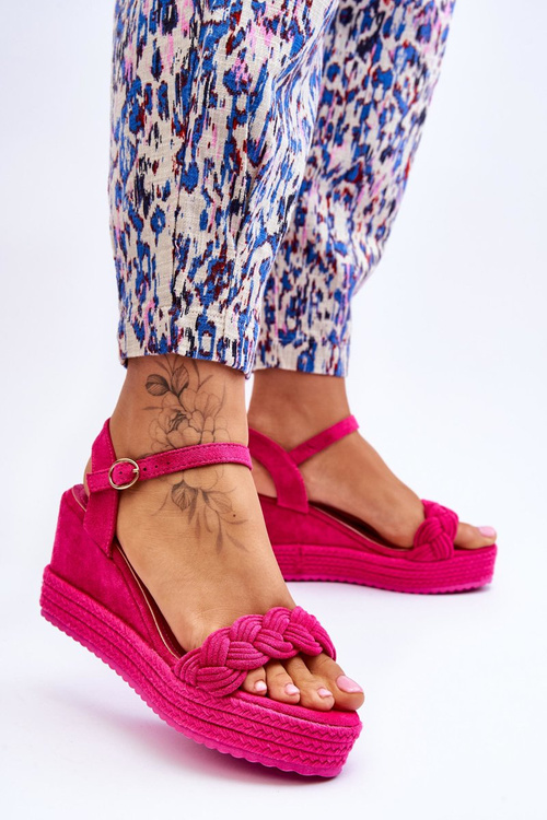 Klasické semišové sandály na klínu Fuchsie Denisse