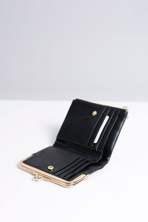 Čierna kabelka malej žien