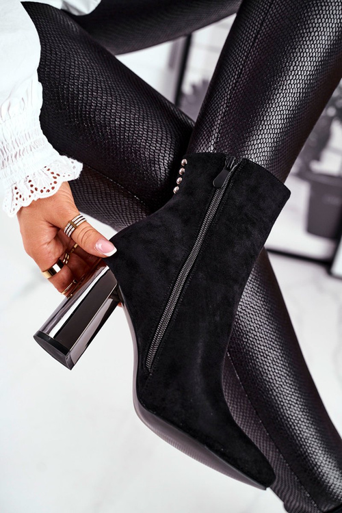 Dámske topánky na čiernom trendovom príspevku