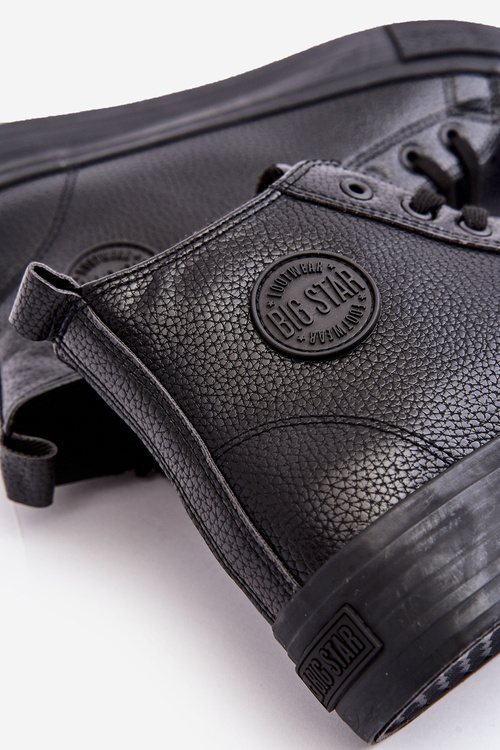 Izolované tenisky s vysokými mužmi na posúvaní čiernej veľkej hviezdy MM174065