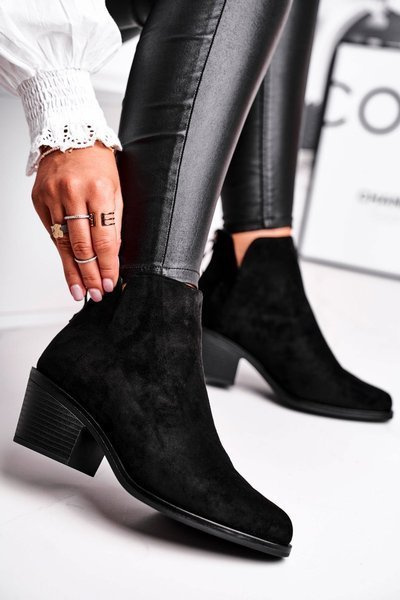 Izolovaná jesenná jesenná čierna mliečna päta dámska