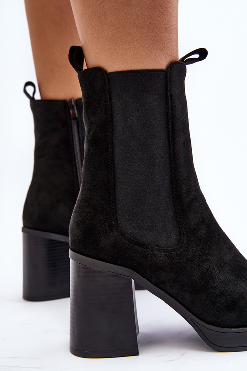 Ženské topánky na masívnom päte čierneho pioveru