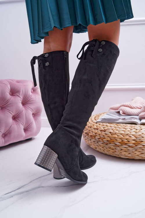 Dámske topánky na stĺpe semide izolovaných yonas