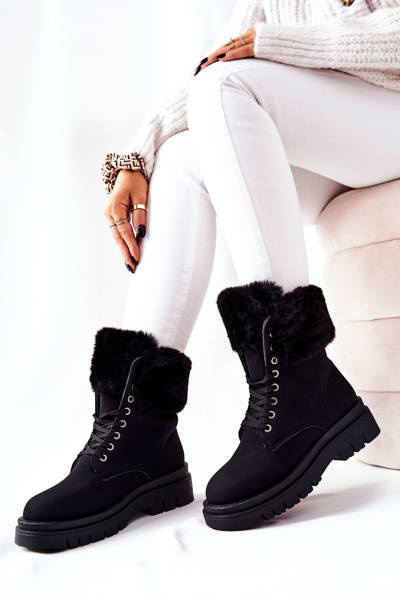 Čierne topánky na izolované kože s kožušinou s kožušinou