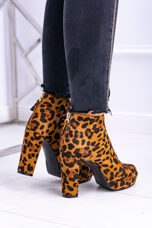 Ženské topánky na príspevku objavili prsty Leopard Temira