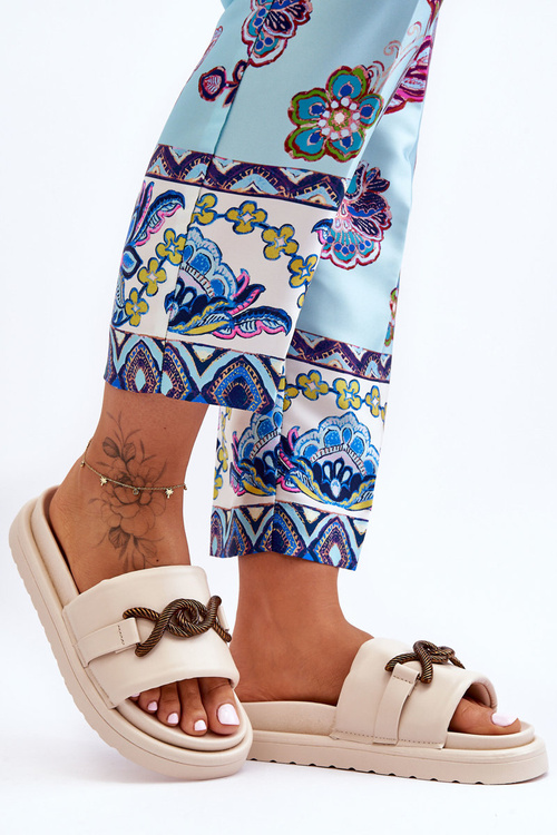 Dámske béžové flip -flops s dekoráciou