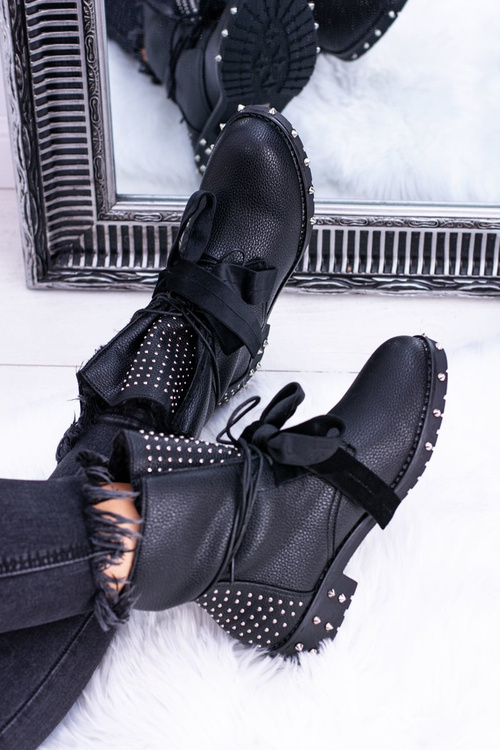 Izolované topánky žien s hrotmi a kamienkami Neso