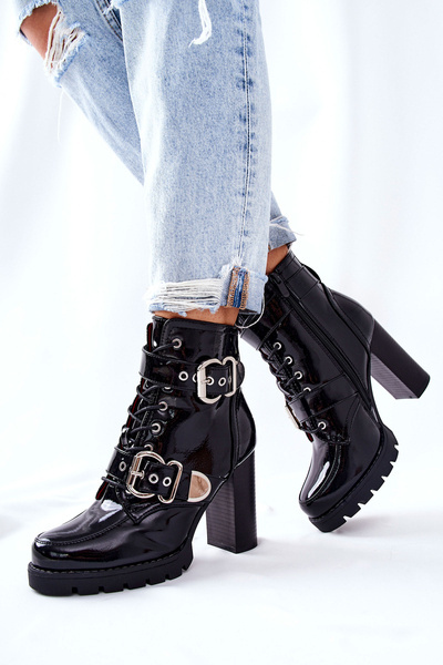 Maľované topánky na čiernom stĺpe s čiernym flarisom